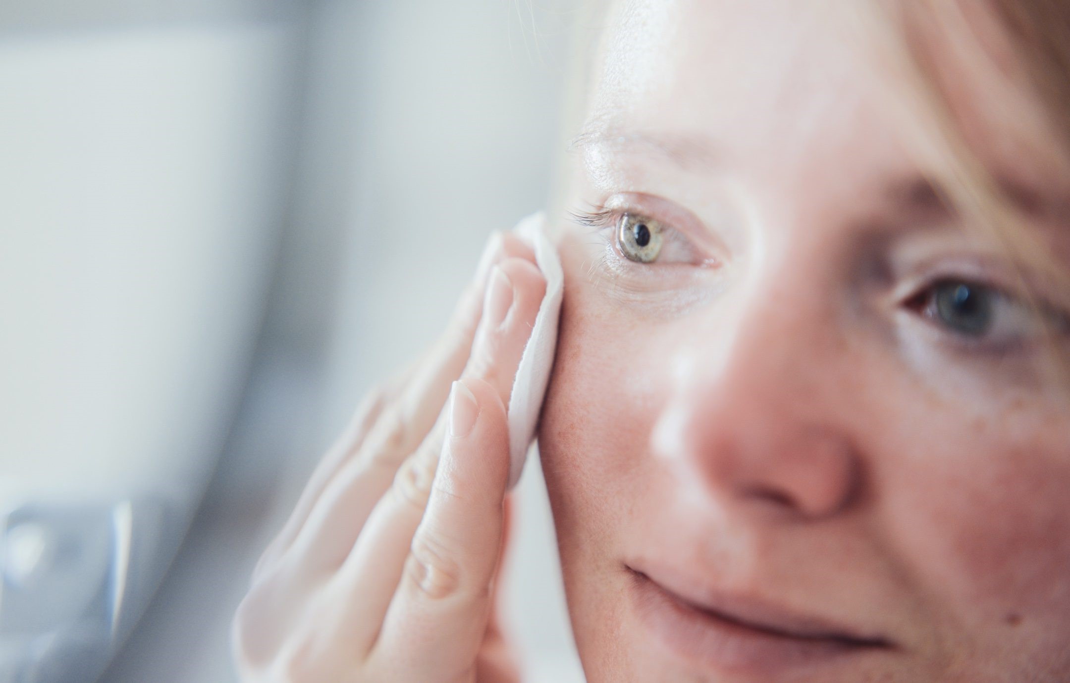 Rougeur visage : causes et traitements | BIODERMA