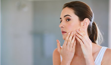 Une femme avec un bouton