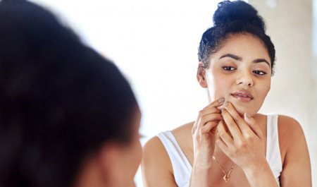 Une femme se regarde dans le miroir