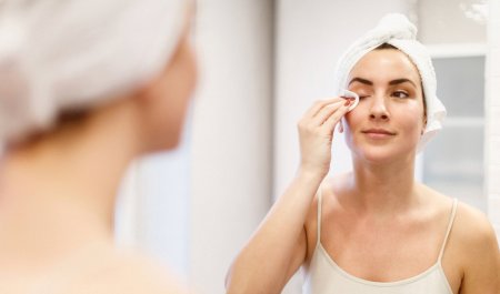 femme qui démaquille ses yeux