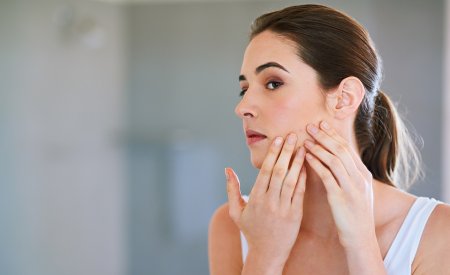 Une femme avec un bouton