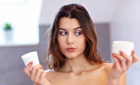 Une femme avec des produits pour peau grasse