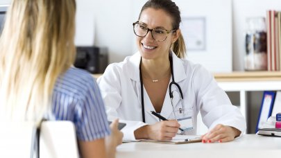 Une femme chez le dermatologue