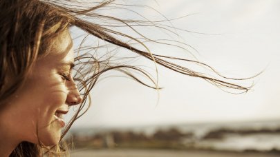 Une femme les cheveux au vent