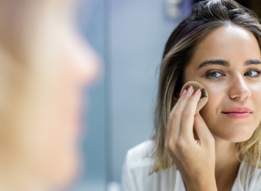 Une femme maquille une peau grasse