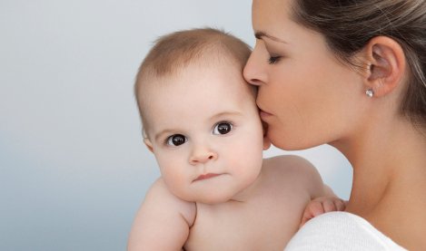 Un bébé dans bras de sa mère