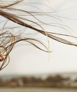Une femme les cheveux au vent